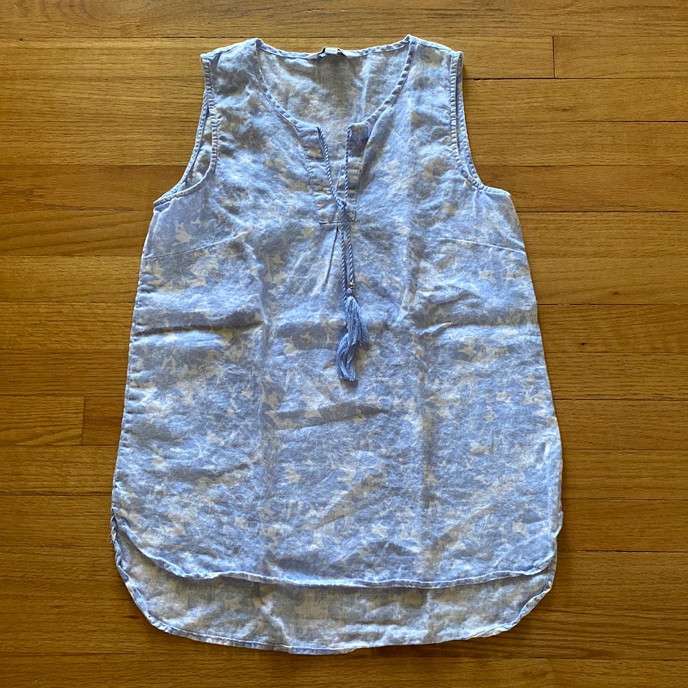 Ellen Tracy blue and white floral sleeveless linen shirt